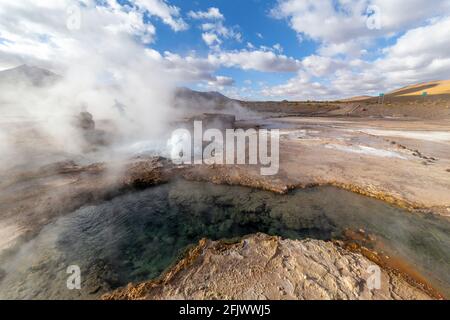 Blick auf die Geysire El Tatio bei Sonnenaufgang, in der Nähe von San Pedro de Atacama, Chile. Stockfoto