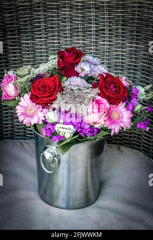 Schöner Blumenstrauß aus roten und rosafarbten Rosen, in einem Champagner arrangiert Eimer Stockfoto