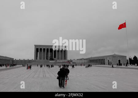 Haupthalle von Anıtkabir (Atatürk-Mausoleum) Monochrome mit rotem Farbfilter - Ankara Stockfoto