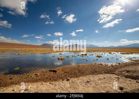 Blick von der Route B 245 bei Sonnenaufgang, einer malerischen Straße im Norden Chiles. Die Straße führt von San Pedro de Atacama nach El Tatio Geyser, in der Nähe der Borde Stockfoto