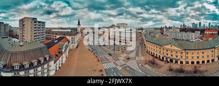 Wunderschöne Panorama-Drohne-Skyline-Ansicht des Warschauer Grand Theaters (Nationales Opernhaus) auf dem Theaterplatz (POL: Plac Teatralny), Polen, Stockfoto