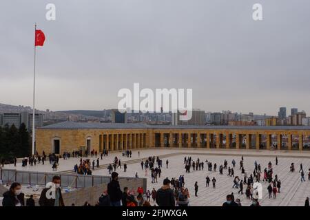 Besucher im Hauptraum von Anıtkabir (Atatürk-Mausoleum) - Ankara Stockfoto