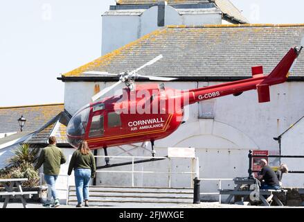 Cornwall Air Ambulance am Ende von Land in Cornwall, Großbritannien Stockfoto