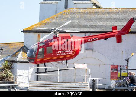 Cornwall Air Ambulance am Ende von Land in Cornwall, Großbritannien Stockfoto