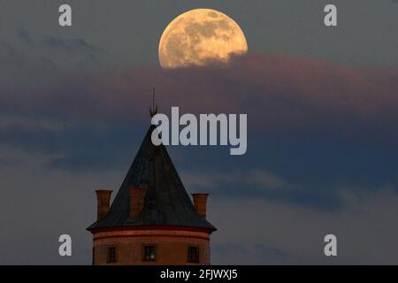 Sobotka, Tschechische Republik. April 2021. Über der Jagdhütte Humprecht in Sobotka im Böhmischen Paradies (80 Kilometer nördlich von Prag) ist ein Supermond zu sehen. Ein Supermond tritt auf, wenn der Mond sich besonders nahe an der Erde befindet, während er voll ist. Dieser April-Vollmond heißt Pink Supermoon. Quelle: Slavek Ruta/ZUMA Wire/Alamy Live News Stockfoto