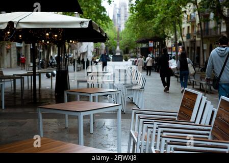 Spanien. April 2021. Leere Tische und aufgestapelte Stühle einer Restaurantterrasse liegen auf der Straße, da am 17. April 2021 Beschränkungen für die Hotellerie in Barcelona, Spanien, auferlegt wurden. Hospitality-Unternehmen in Spanien müssen immer noch um 17:00 Uhr schließen und können aufgrund der Covid-19-Pandemie nur noch die Lieferung und den Transport übernehmen. (Foto von Davide Bonaldo/Sipa USA) Quelle: SIPA USA/Alamy Live News Stockfoto