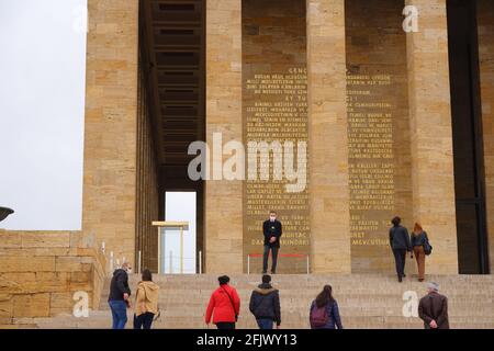 Atatürks Rede an die Jugend, geschrieben mit goldenen Buchstaben an der Wand des Hauptgebäudes von Anıtkabir (Atatürks Mausoleum) - Ankara Stockfoto