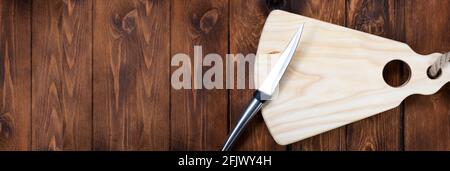 Schneidebrett auf einem Holztisch Handgefertigtes Schneidebrett. Draufsicht mit Textort. Stockfoto