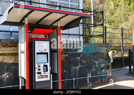 Ynyswen, Rhondda Valley, Wales - April 2021: Neuer Self-Service-Ticketautomat am unbemannten Bahnhof Ynyswen im Rhonddatal. Stockfoto