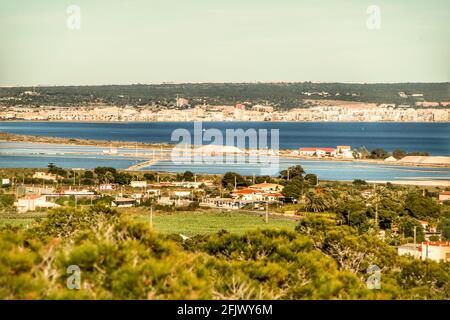 Blick auf die Salinas von Santa Pola in einer klaren Tag aus den Bergen Stockfoto