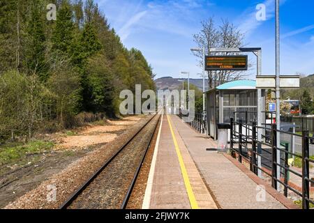 Ynyswen, Rhondda Valley, Wales - April 2021: Leerer Bahnhof in Ynyswen auf der eingleisigen Linie nach Treherbert. Stockfoto