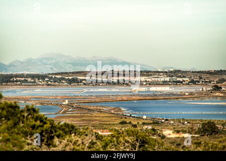 Blick auf die Salinas von Santa Pola in einer klaren Tag aus den Bergen Stockfoto