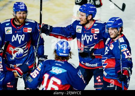 Mannheim, Deutschland. Januar 2021. Eishockey: DEL, Adler Mannheim - Grizzlies Wolfsburg, Meisterschaftsrunde, Halbfinale, Spieltag 1, SAP Arena. Mannheims Torschütze Markus Eisenschmid (M, 16) feiert mit seinen Teamkollegen nach dem Tor 1:0. Quelle: Uwe Anspach/dpa/Alamy Live News Stockfoto