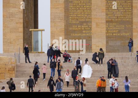 Braut und Bräutigam an der Leiter und Atatürks Rede an die Jugend, geschrieben mit goldenen Buchstaben an der Wand des Hauptgebäudes des Anıtkabir-Atatürk-Mausoleums Stockfoto