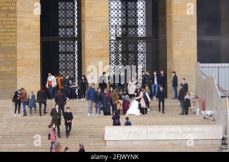 Brautpaar und viele andere Besucher auf der Treppe von Anıtkabir (Atatürk Mausoleum) - Ankara Stockfoto