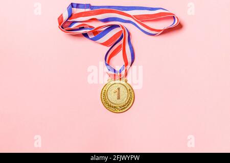 Einfach flach Lay Design Gewinner oder Champion Gold Trophäe Medaille isoliert auf rosa bunten Hintergrund. Sieg erster Platz des Wettbewerbs. Oder gewinnen Stockfoto