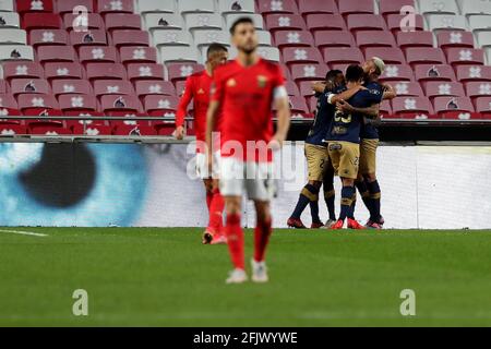 Lissabon, Portugal. April 2021. Anderson Carvalho von CD Santa Clara feiert mit seinen Teamkollegen nach dem Treffer beim Fußballspiel der Portugiesischen Liga zwischen SL Benfica und CD Santa Clara am 26. April 2021 im Luz-Stadion in Lissabon, Portugal. Quelle: Pedro Fiuza/ZUMA Wire/Alamy Live News Stockfoto