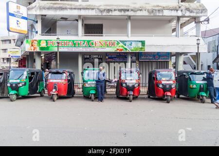 NUWARA ELIYA, SRI LANKA - 16. JULI 2016: Linie von Tuk Tuks in Nuwara Eliya Stadt. Stockfoto