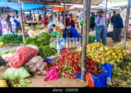 NUWARA ELIYA, SRI LANKA - 17. JULI 2016: Die Menschen kaufen auf dem Produktmarkt in Nuwara Eliya ein. Stockfoto