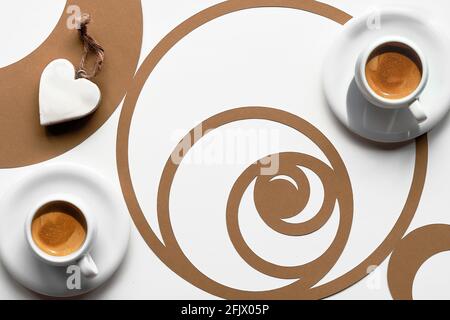 Kaffeetasse, Fibonacci-Sequenz Kreis mit Kaffeebohnen. Espresso, leckere Perfektion. Herzform. Golden Ratio Konzept, Papierkunst. Draufsicht, flach liegend Stockfoto