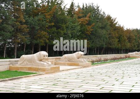 2 Löwenstatuen vor Kiefern an der Straße Der Löwen in Anıtkabir (Atatürks Mausoleum)-Ankara Stockfoto