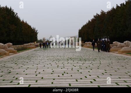 Soldaten marschieren auf der Straße der Löwen; Feierlicher Weg in Anıtkabir (Atatürks Mausoleum) - Ankara Türkei Stockfoto