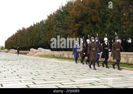 Soldaten auf dem Marsch wegen eines Wachwechsels in der Straße der Löwen; Feierlicher Spazierweg in Anıtkabir (Atatürks Mausoleum)-Ankara Stockfoto