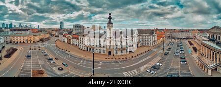 Wunderschöne Panorama-Drohne-Skyline-Ansicht des Warschauer Grand Theaters (Nationales Opernhaus) auf dem Theaterplatz (POL: Plac Teatralny), Polen, Stockfoto