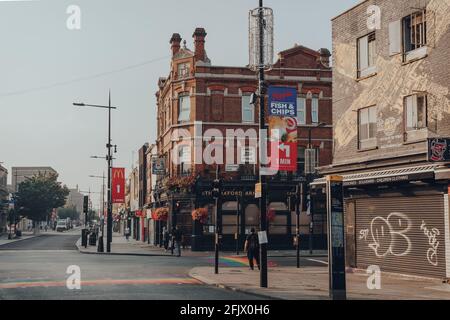 London, Großbritannien - 12. August 2020: Geschlossene Geschäfte und leere High Street in Camden Town, London, einem Gebiet, das für seinen Markt und sein Nachtleben bekannt ist und bei T Stockfoto