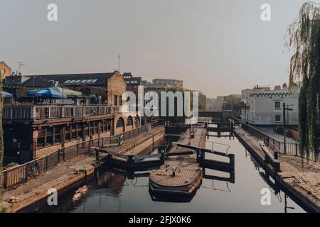 London, Großbritannien - 12. August 2020: Weitwinkelansicht der Hampstead Road Locks, einer zweifachen, manuell betriebenen Schleuse am Regent's Canal in Camden. Stockfoto