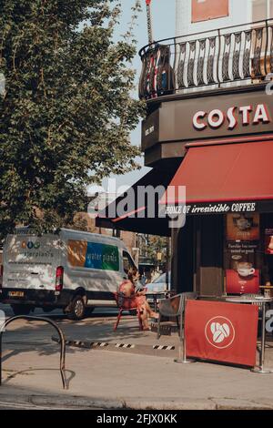 London, Großbritannien - 12. August 2020: Menschen sitzen an den Tischen im Freien des Costacafes in Camden Town, London, einer Gegend, die für ihren Markt und ihre Nacht bekannt ist Stockfoto