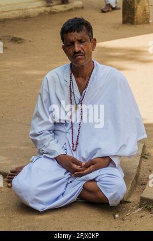 KANDY, SRI LANKA - 19. JULI 2016: Weiß bekleideter buddhistischer Pilger während des Poya (Vollmond)-Urlaubs in Kandy, Sri Lanka Stockfoto