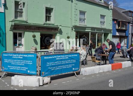 Wiedereröffnung des Service nur im Freien in Cafés und Pubs in Cardigan, Wales, mit zweisprachigen Sicherheitsschildern in Walisisch und Englisch. Wales hat die dritte Sperre später als in England aufgrund des Coronavirus, der Covid-19-Pandemie, Wales, Großbritannien, gelockert Stockfoto