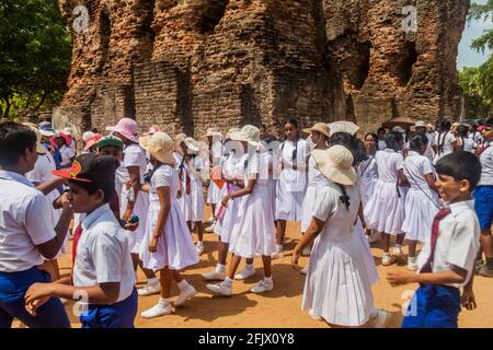 POLONNARUWA, SRI LANKA - 22. JULI 2016: Kinder in Schuluniformen besuchen die antike Stadt Polonnaruwa, Sri Lanka Stockfoto