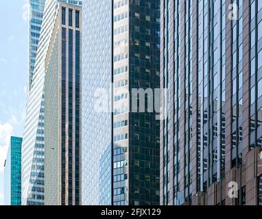 Slice of Sixth Ave: 1095 (Salesforce Tower), 1115 (Bank of America Tower / One Bryant Park), 1133, 1155, 1177 (Americas Tower) Avenue of the Americas. Stockfoto