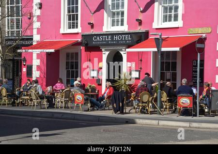 Wiedereröffnung des Service nur im Freien in Cafés und Pubs in Aberaeron, Wales, mit zweisprachigen Sicherheitsschildern in Walisisch und Englisch. Wales hat die dritte Sperre später als in England aufgrund des Coronavirus, der Covid-19-Pandemie, Wales, Großbritannien, gelockert Stockfoto