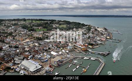 BRITISH POWERBOAT FESTIVAL. DER UIM BPRC MARATHON WORLD CUP BEI COWES RENNEN 1. RENNEN 2 AM SONNTAG. Sieger Red fpt, Fahrer fabio buzzi Co-Pilot simon powell aus poole in einem 46 Fuß buzzi nach dem Rennen. 27/8/10 BILD DAVID ASHDOWN Stockfoto