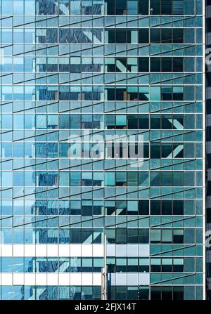 Times Square Tower, 7 Times Square, ist bekannt für seine sichtbaren strukturellen Verstrebungen und für die elektronischen Plakatwände, die die Basis umgeben. Stockfoto