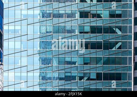 Times Square Tower, 7 Times Square, ist bekannt für seine sichtbaren strukturellen Verstrebungen und für die elektronischen Plakatwände, die die Basis umgeben. Stockfoto