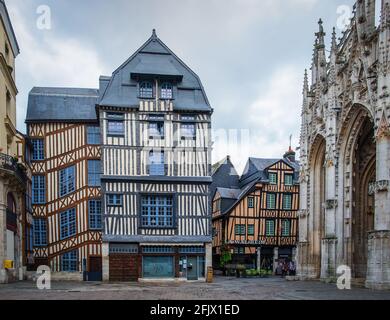 Rouen, Frankreich, Oktober 2020, Blick auf einige mittelalterliche Fachwerkhäuser am Barthélémy-Platz, einem gepflasterten Platz in der Fußgängerzone der Stadt Stockfoto