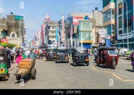 COLOMBO, SRI LANKA - 26. JULI 2016: Verkehr auf einer Hauptstraße im Bezirk Pettah von Colombo, Sri Lanka Stockfoto