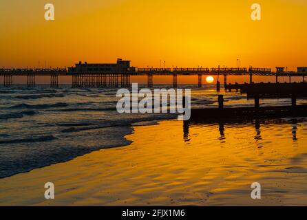 Sonnenuntergang über dem Meer am Worthing Pier in Worthing, West Sussex, England, UK. Stockfoto