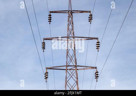 Hochspannungsleitungen. Stromverteilerstation. Elektrischer Hochspannungsturm. Stockfoto