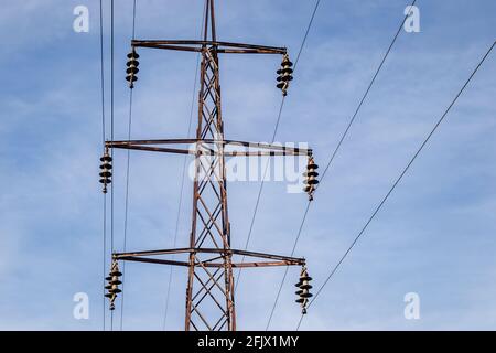 Hochspannungsleitungen. Stromverteilerstation. Elektrischer Hochspannungsturm. Stockfoto