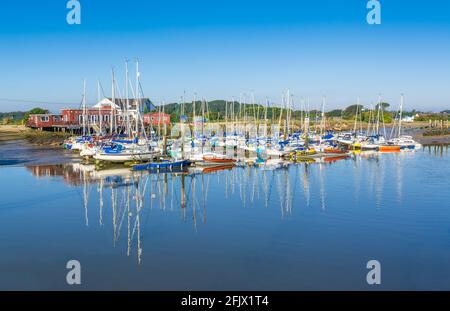 Arun-Yacht-Club und Segelboote mit Spiegelungen im Wasser auf den Fluss Arun in Littlehampton, West Sussex, England, UK. Stockfoto