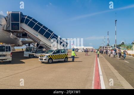 INSEL HULHULE, MALEDIVEN - 11. JULI 2016: Passagiere verlassen ein Flugzeug am Ibrahim Nasir International Airport in Male, Malediven. Stockfoto