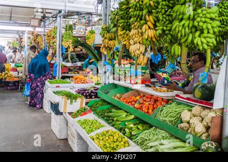 MALE, MALEDIVEN - 11. JULI 2016: Obst und Gemüse auf dem Produce Market in Male, Malediven. Stockfoto