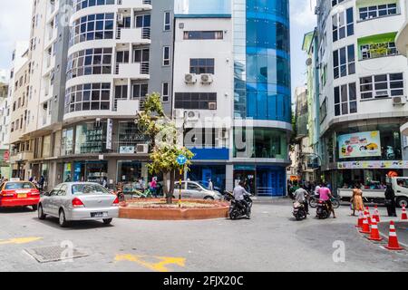 MALE, MALEDIVEN - 11. JULI 2016: Verkehr auf einer Straße in Male Maldives Stockfoto