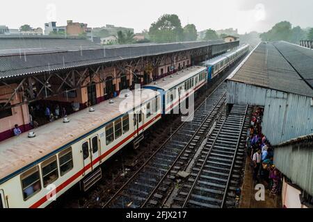 COLOMBO, SRI LANKA - 12. JULI 2016: Zug in Maradana Bahnhof in Colombo während Monsunregen. Stockfoto