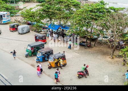 GALLE, SRI LANKA - 12. JULI 2016: Tuk Tuks auf einer Straße in Galle. Stockfoto